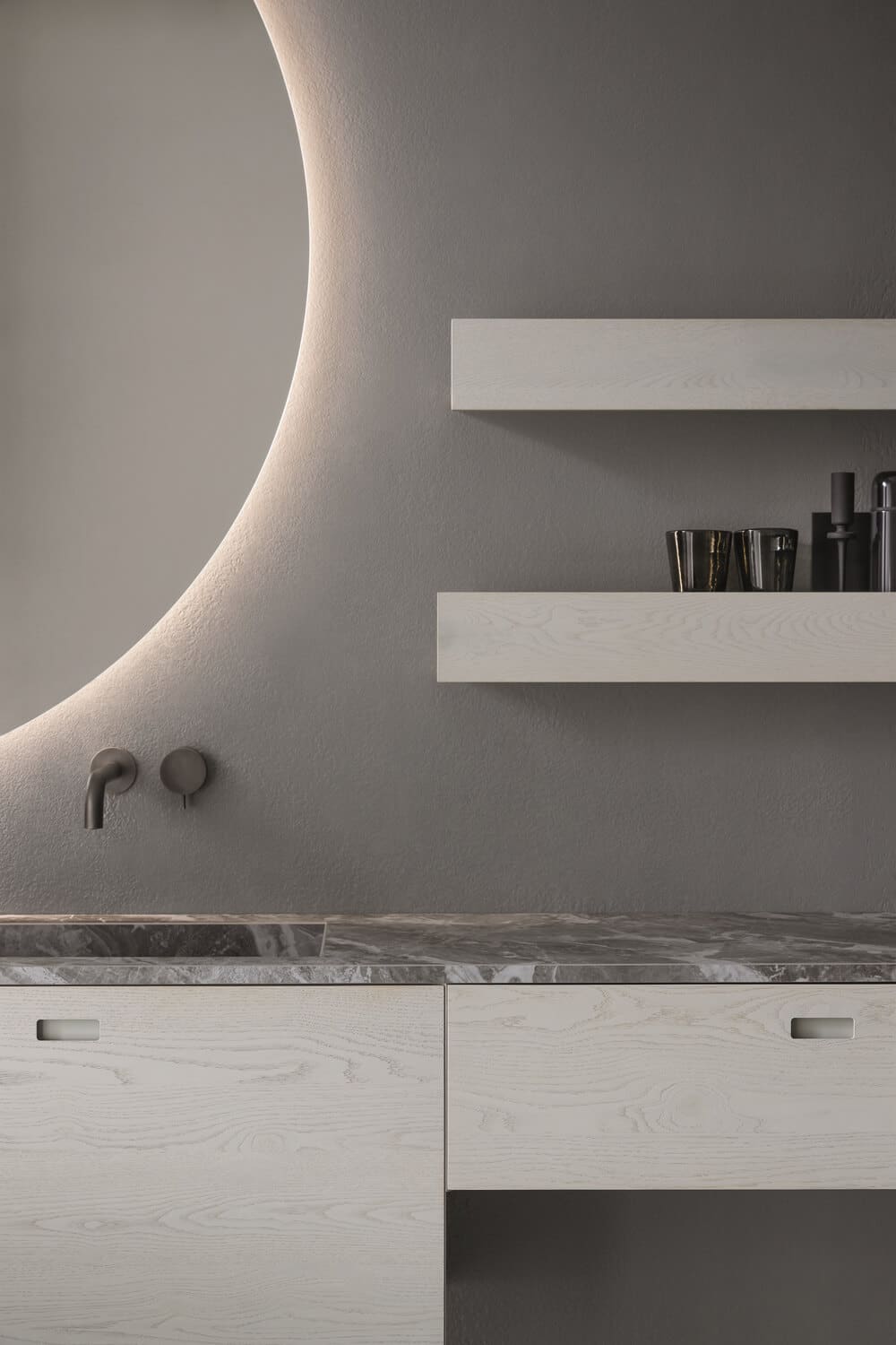 Cabinets in Rovere Bianco wood veneer with integrated handles.
