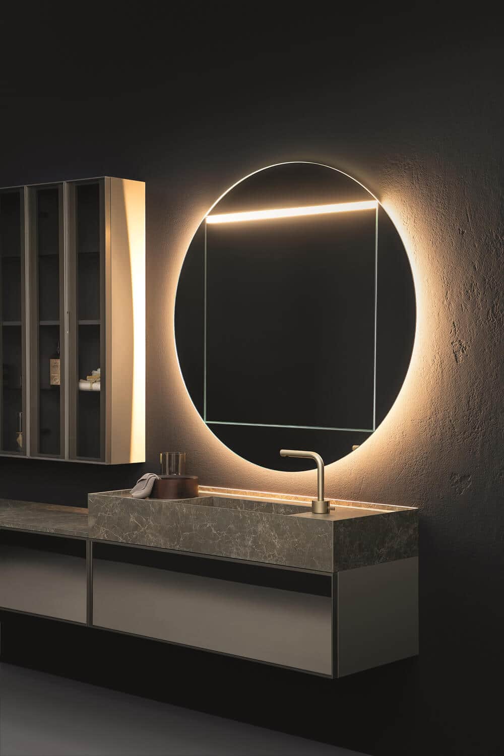 Backlit mirrors of different shapes complete the Quari designs with their luxurious feel.