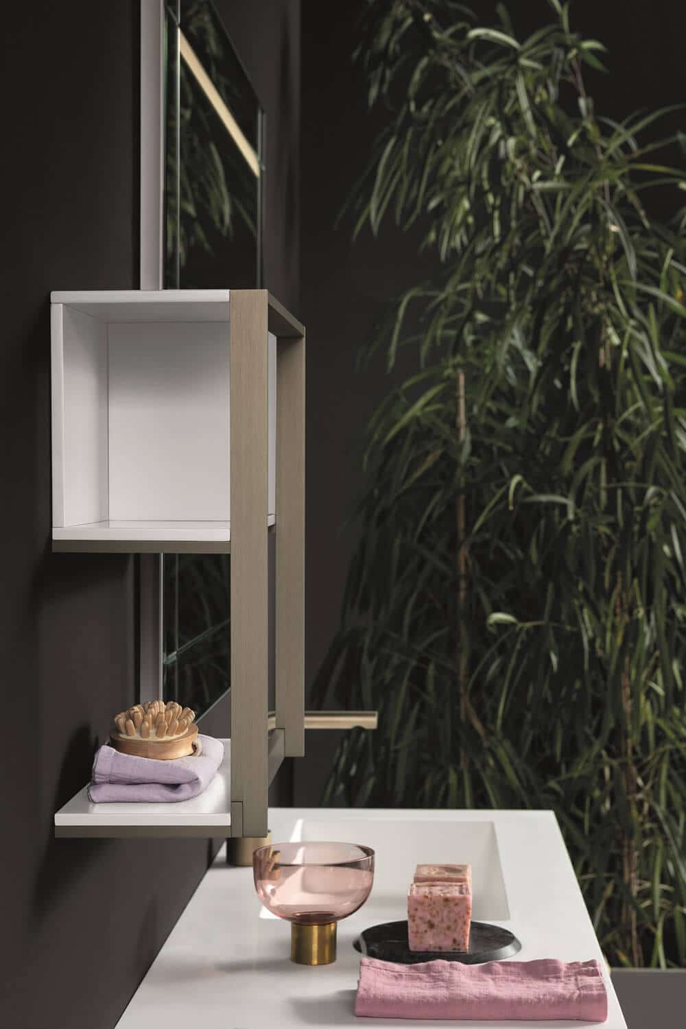 The Quari open shelves can always match the finishes of the other bathroom elements, like vanities, tops and washbasins.