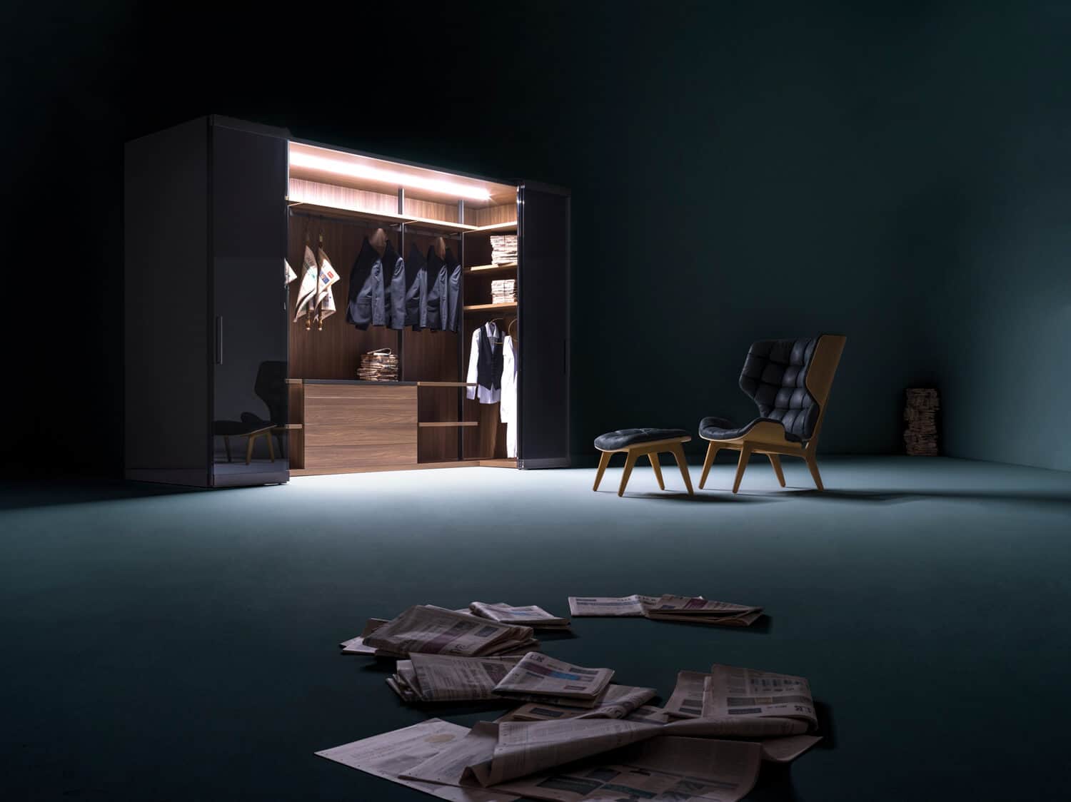 Camerino luxury closet with interiors in Easy Oak and fumé glass doors. The lights – dimmable and remote-controlled – are designed to enhance the functional and aesthetic value of the closet, making its contents come to life.