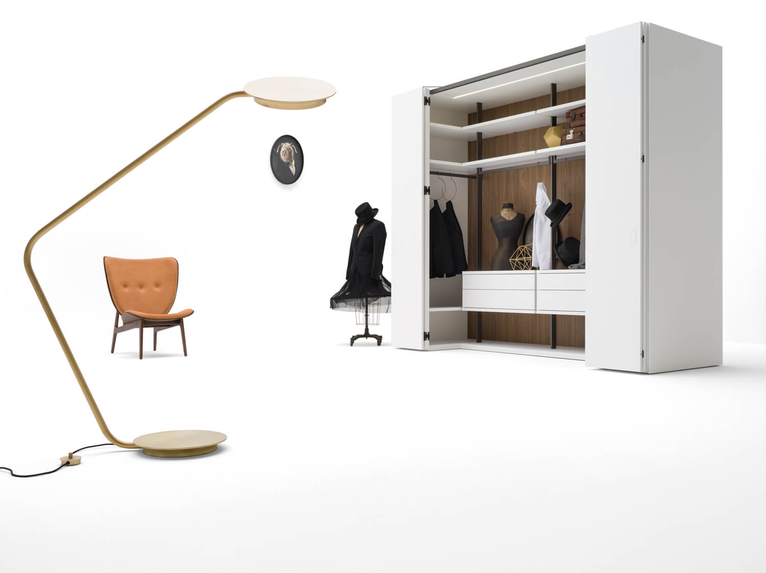 Camerino combines the compact efficiency of a closed closet with the functionality of a walk-in closet where every area is easy to access and even the sides are fully utilized.
