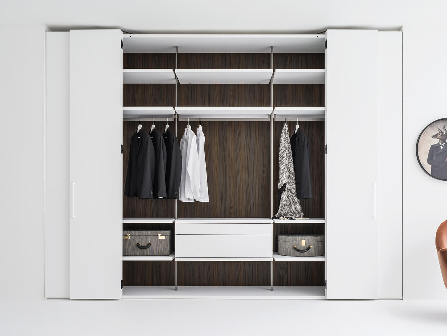 In this modern closet design, the space is divided into sections by uprights with no side panels. This makes it easier to move your clothes around.