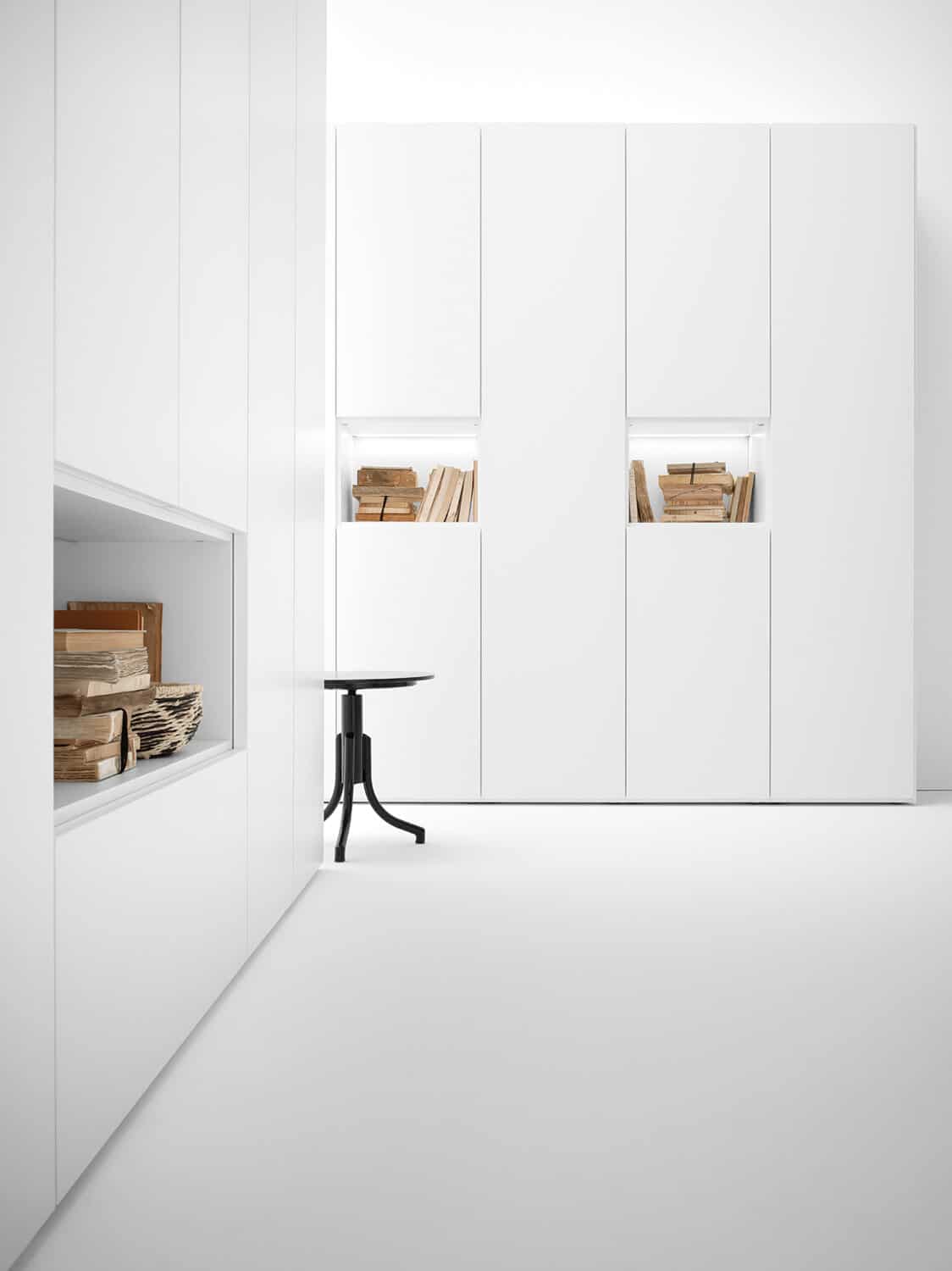 Grid closet with open compartments in two different widths. A solution that is not only functional but also allows you to add visual variety to the design.