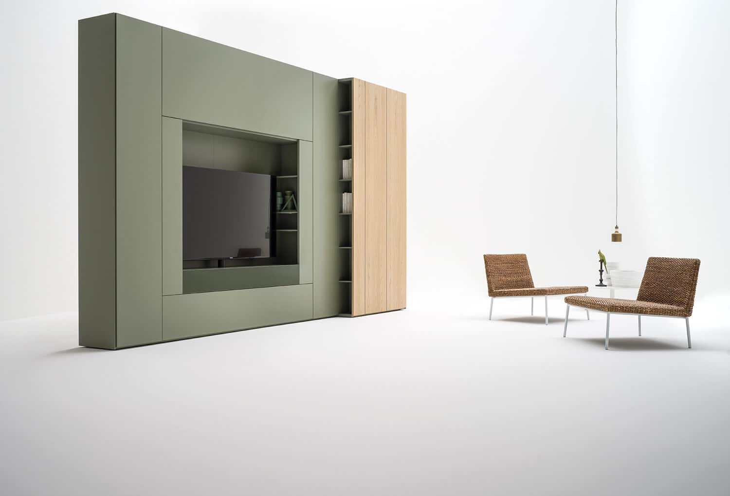 Modern closet system in two depths. Finishes: Oak and Quarzo matte lacquer.