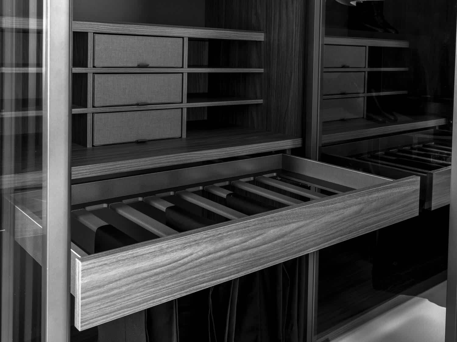 Shelf grids with extractable drawers covered in fabric. Full pull-out trouser rack with rails finished in easy leather to ensure the trousers don’t slid off.
