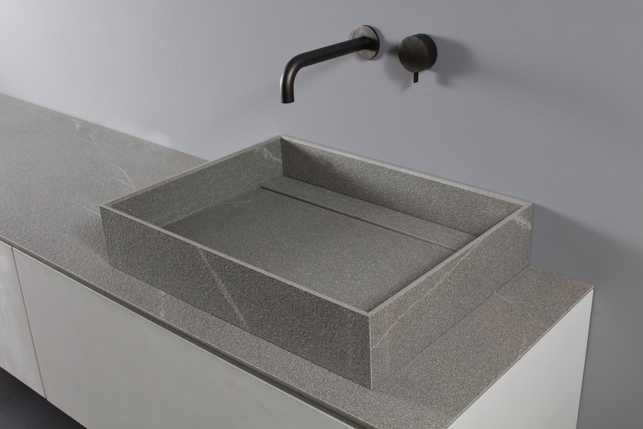 Over-the-counter washbasin in porcelain stoneware.
