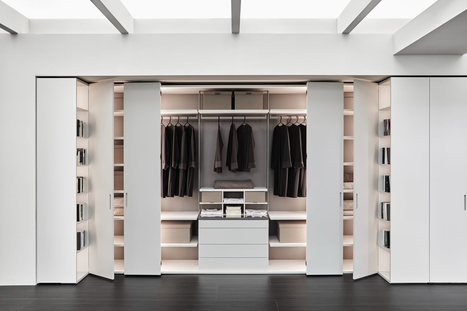 Core closet in Rugiada matte lacquer. Hinged doors paired with total-opening bi-folding doors for the central module. 
