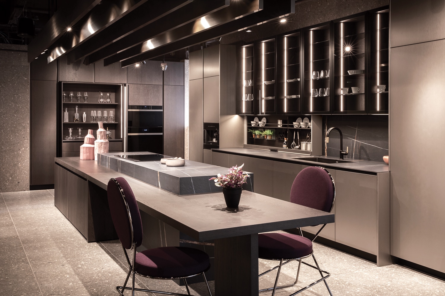 Luxury kitchen in Carbonio metal lacquer and Station wood, as seen at the MandiCasa New York showroom. 
