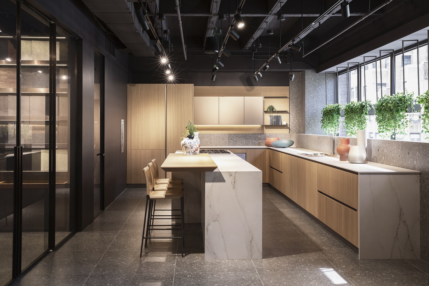 MandiCasa New York kitchen display with Kappa + Yota cabinets in X-Duna wood and Rame metal lacquer.
