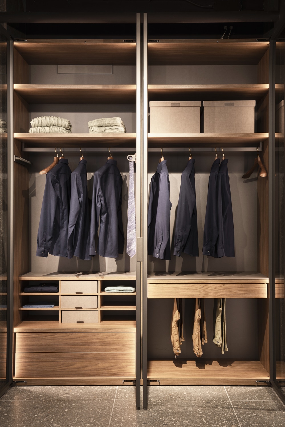 The modules can match the finishes of the rest of the walk-in closet and be customized with hanging rails, drawers and shelf grids with extractable fabric trays.