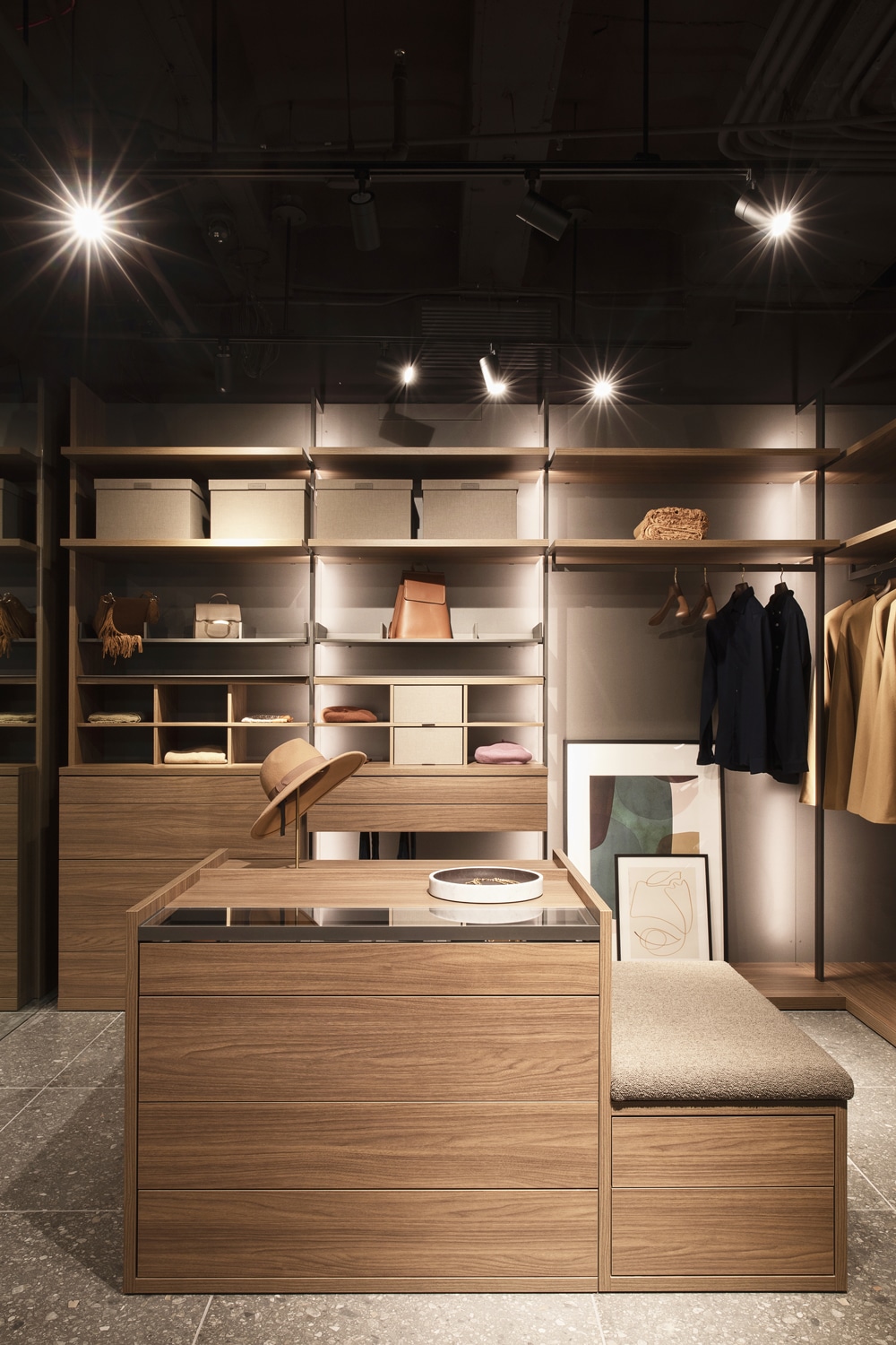 The Cabina walk-in closet island can include a bench, turning the space into a dressing room. The drawers of the bench module have an easy push-open system.