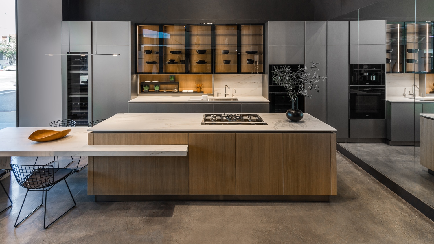Yota luxury kitchen at MandiCasa Los Angeles. Ambra metallic lacquer and UV X-Duna oak wood finishes. 
