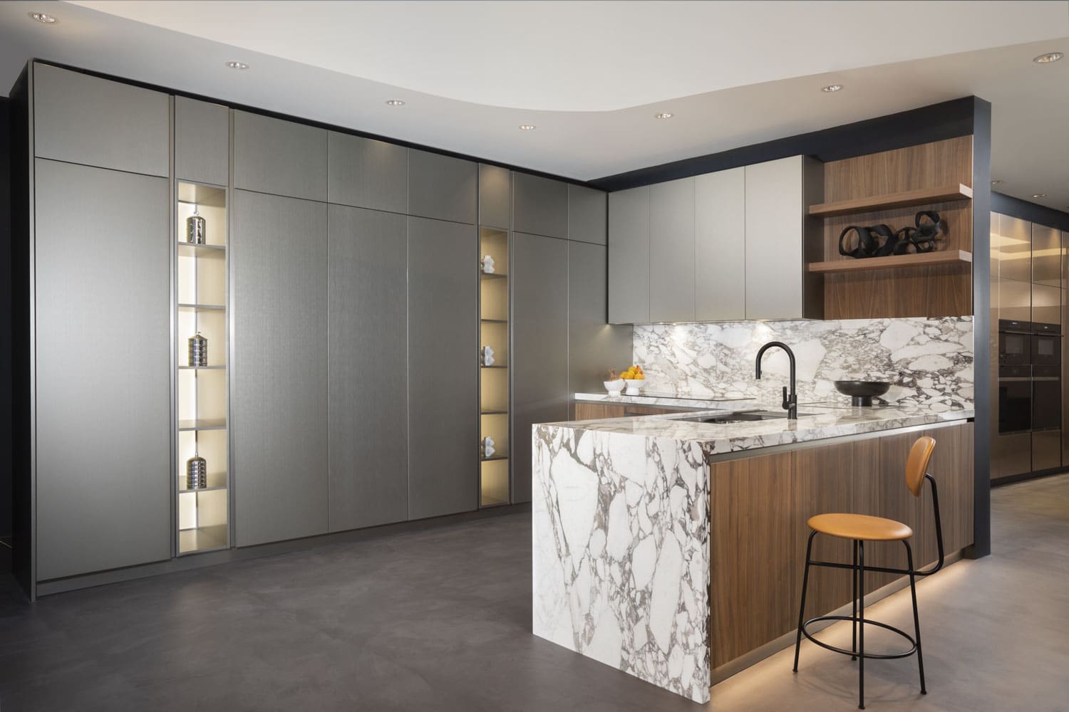 The Ambra metallic lacquer has a slightly satined finish that plays with light and shadows to give depth to the cabinet doors. 