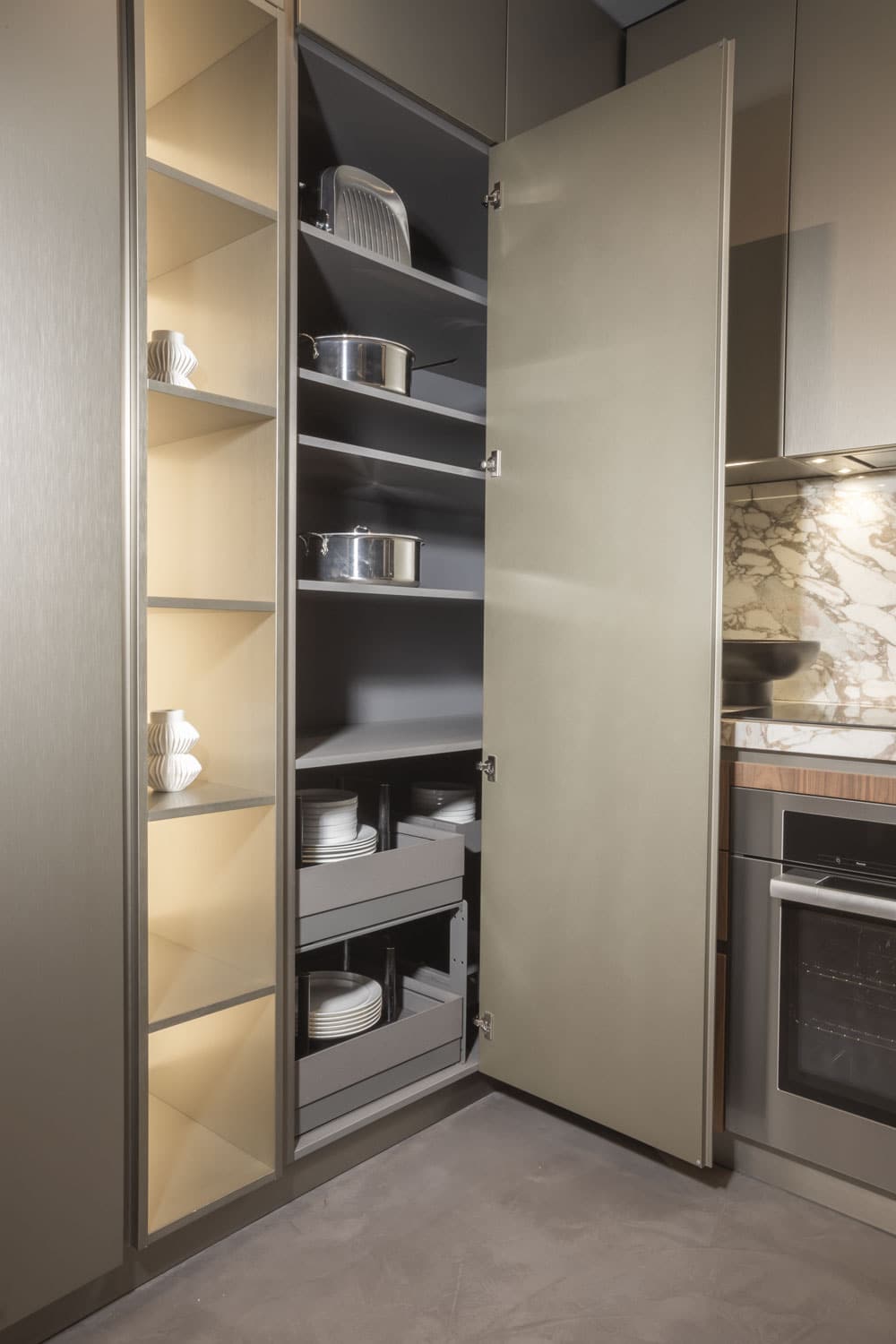 In the corner pantry units, double sets of fully-extractable storage baskets allow you to make the most of the space.