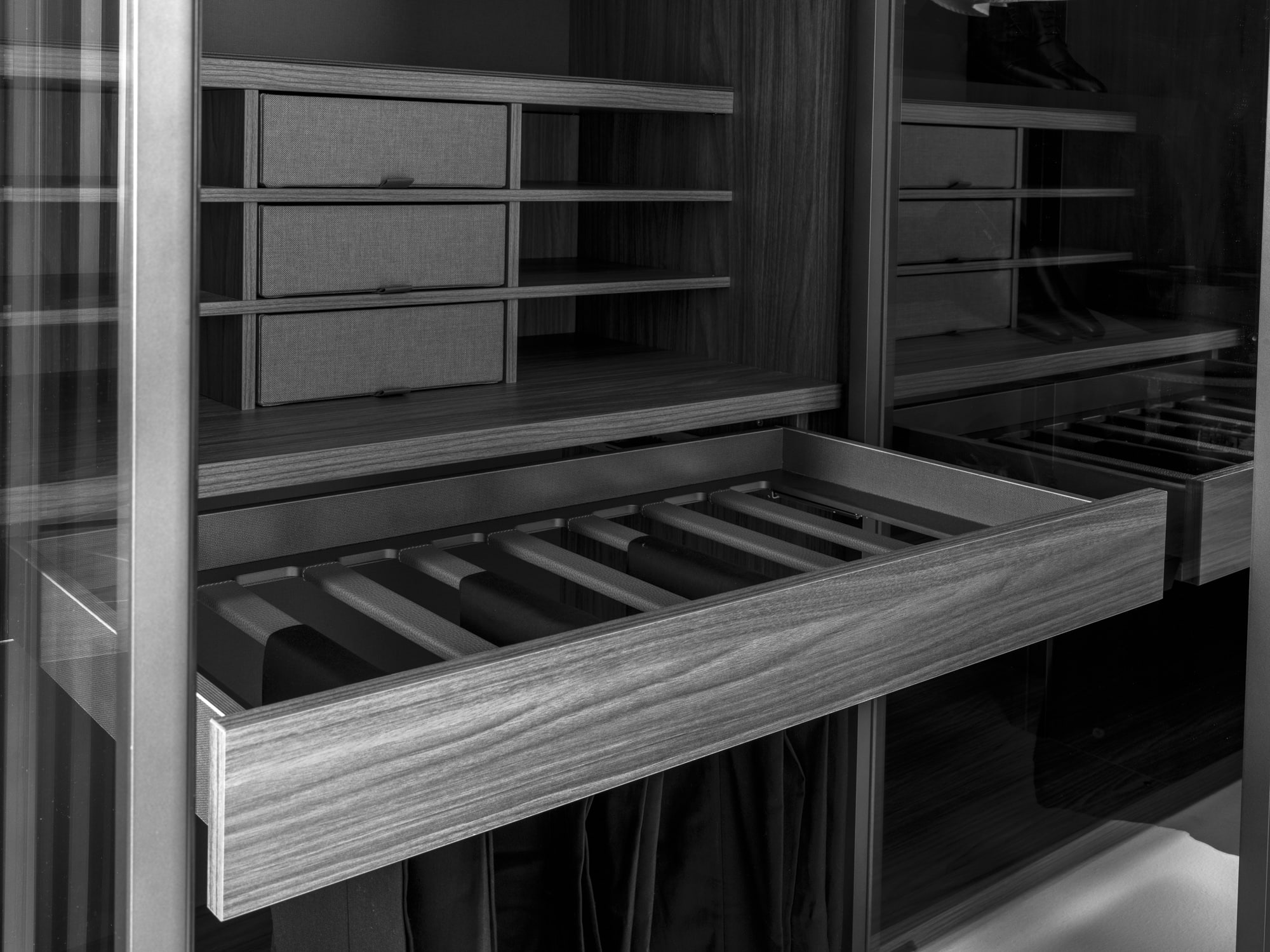 Full pull-out drawer with trousers rack. The rack features an Easy leather finish that prevents trousers from falling.