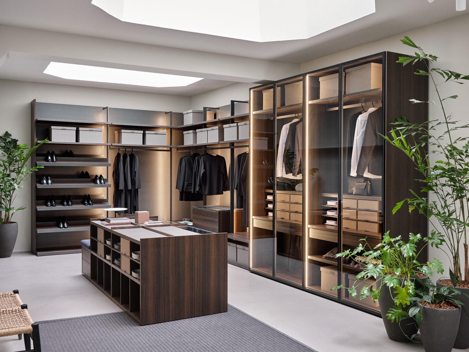 Cabina walk-in closet in Easy Eucalyptus and Piquè finishes with extra clear glass. The combination of modules with different functions creates the perfect solution for storing your entire wardrobe: in or out of sight, hanging or folded.