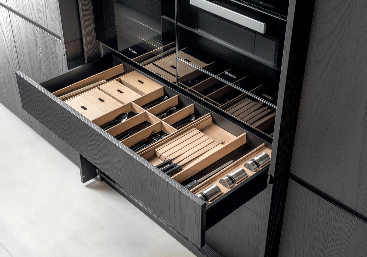 Drawers were equipped with personalized Rima cutlery trays, spice holders, and containers to make the most of the space and make it easy to keep items organized.
