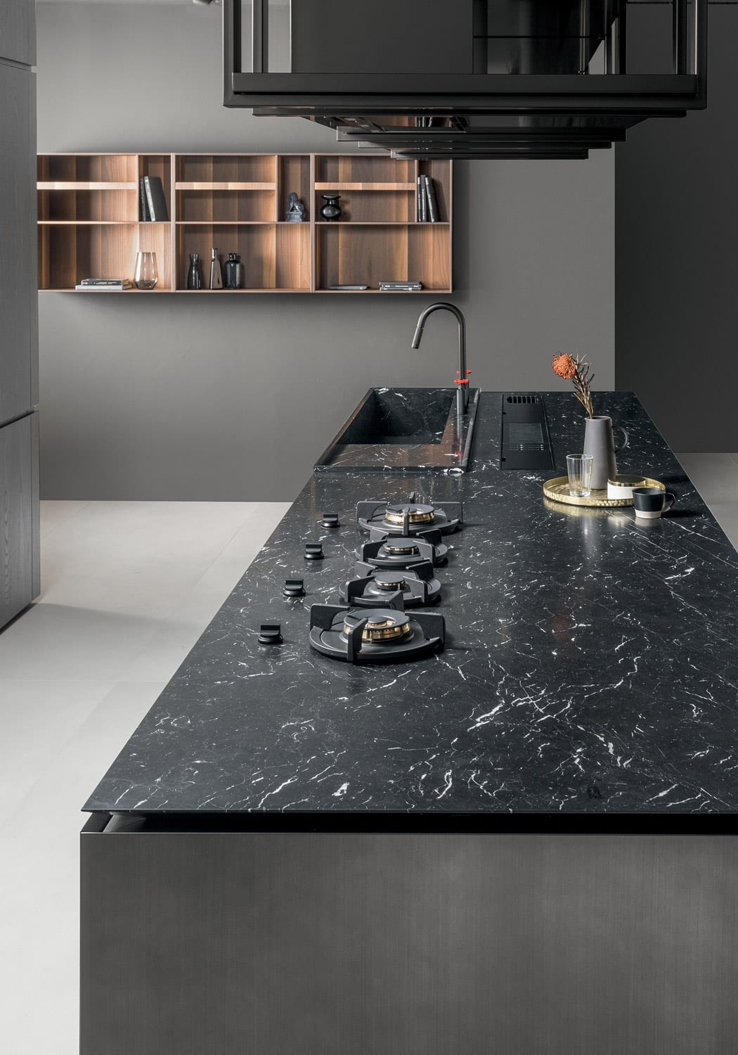 On the island, an elegant solution with countertop and sink block in the same Black Marquinia marble finish. 