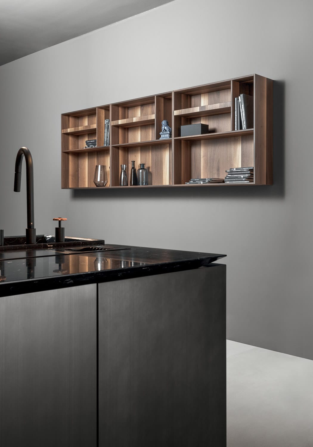 The open shelves in 12mm-thick Smoked Walnut are a welcoming, warm, and sophisticated accent that completes the kitchen design.