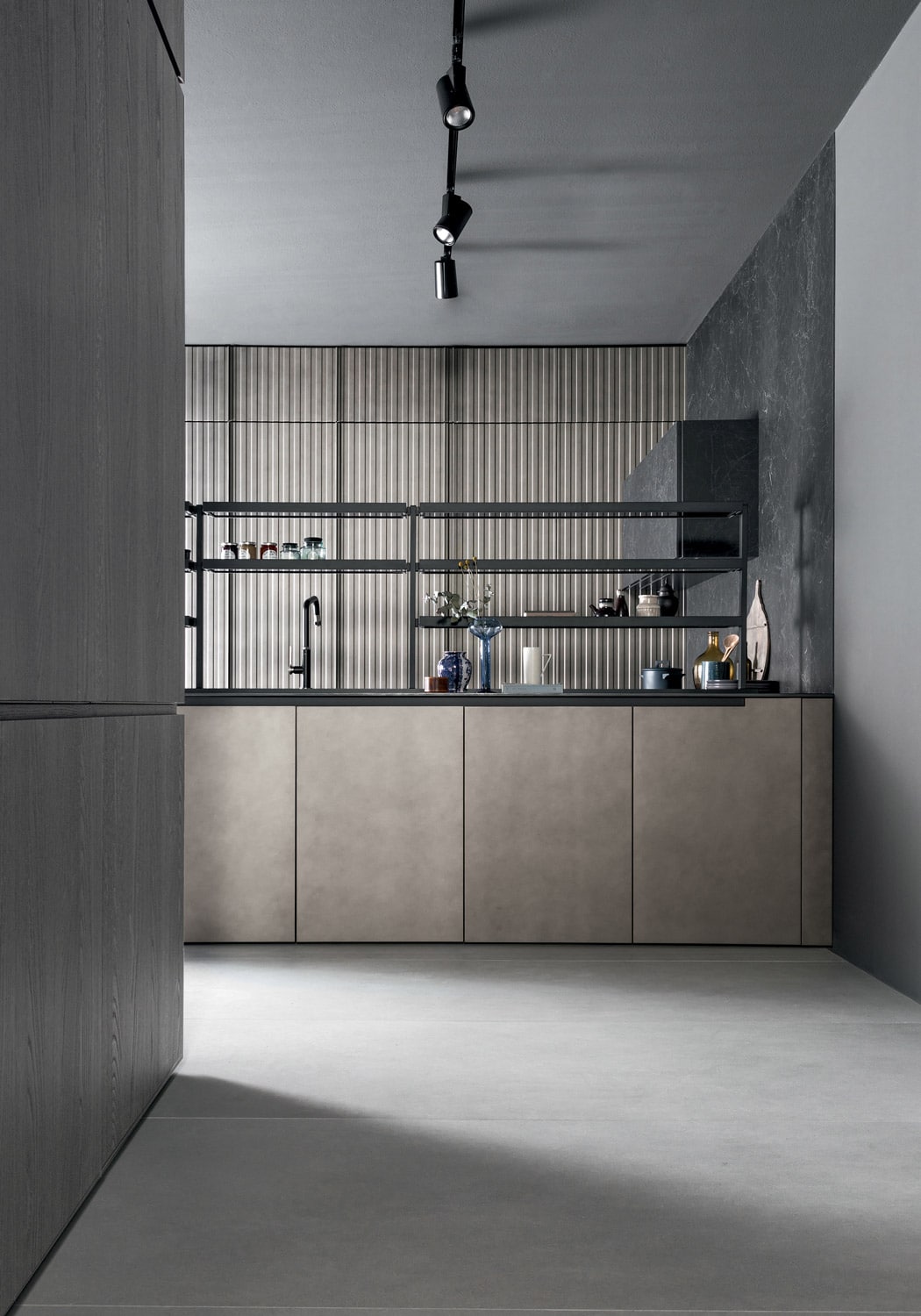 The project shows the possibility to use a single material in two different ways within the same kitchen. The lacquered Cast Iron is used on both flat and ribbed doors to add variety without introducing another finish.