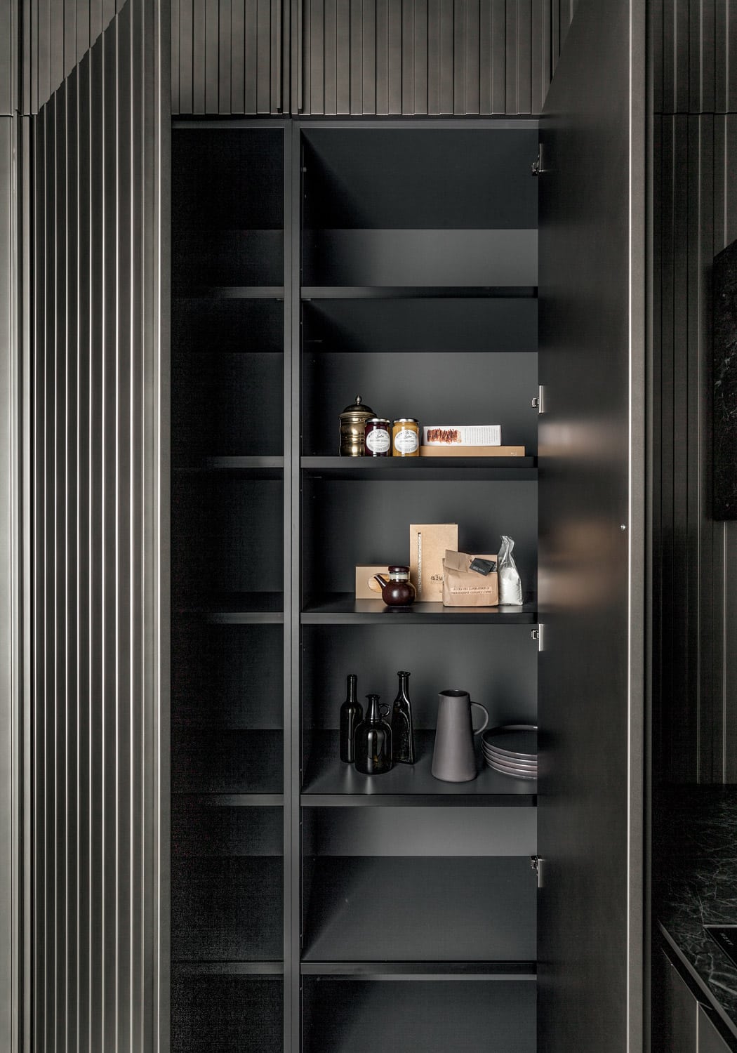 Inside the tall units, the shelves also feature profiles in black anodized aluminum. 