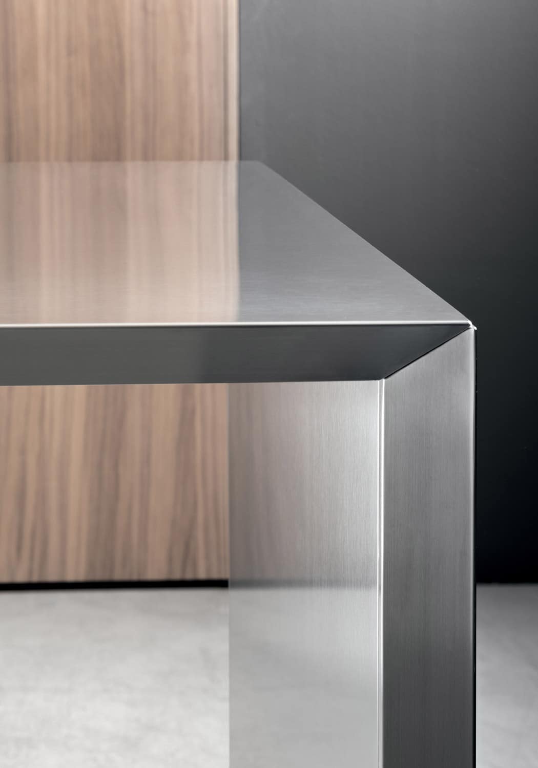 The project’s attention to details is also reflected in the steel worktop/table extending from the island.
