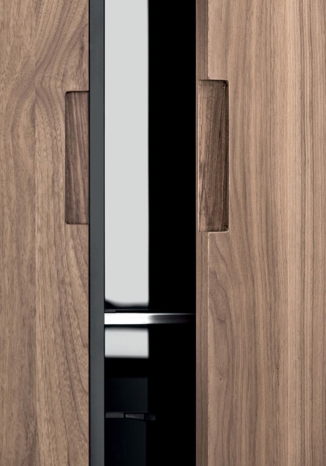 The recessed Shell handle can be used on vertical and horizontal cabinets, on both sides or just one side, and in various lengths to create the desired aesthetic effect.