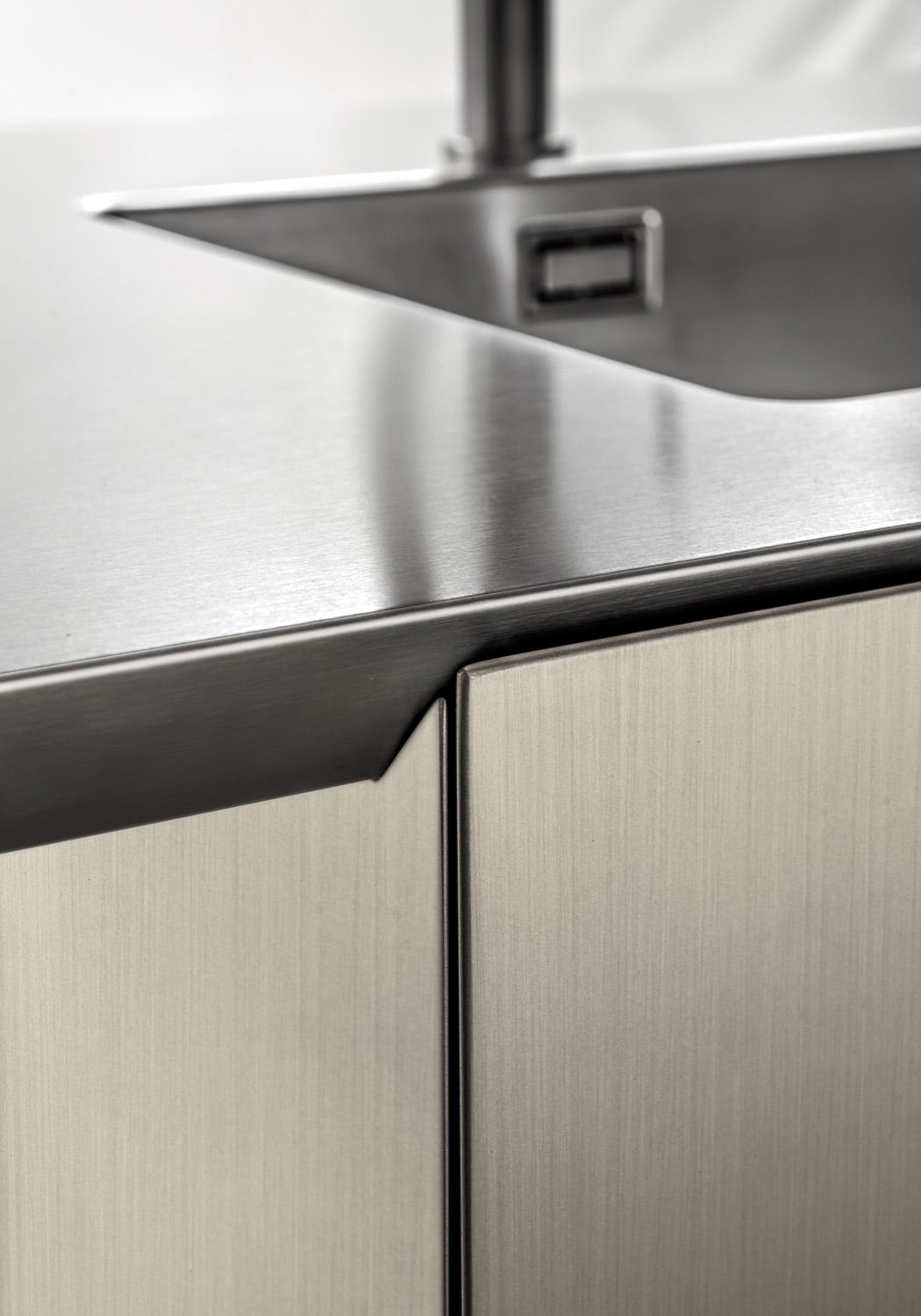 On the island, worktop and cabinet doors feature the same 45⁰ angle with a minimalistic effect.