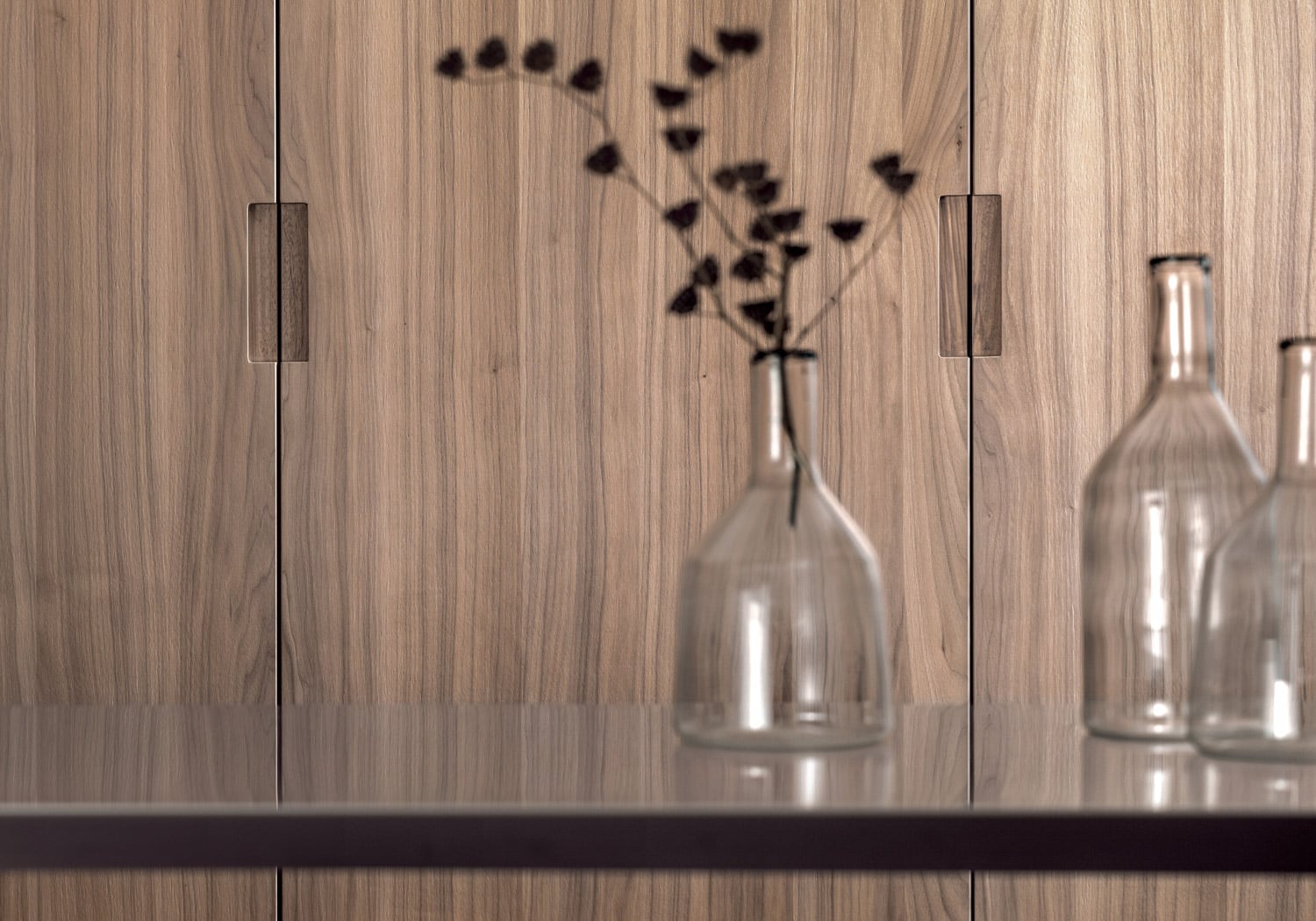 The Bleached Walnut finish used on the kitchen’s tall units offers an elegant, dynamic grain that plays gently with the light. The handles in the same finish guarantee continuity while providing an interesting detail. 