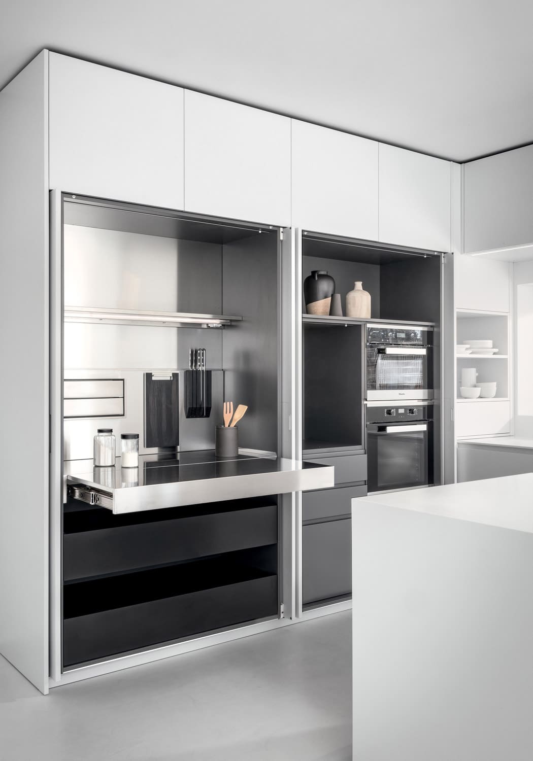 The left unit was personalized with drawers, a wall equipped to store accessories and a full pull-out worktop in stainless steel to extend the usable surface area of the kitchen.