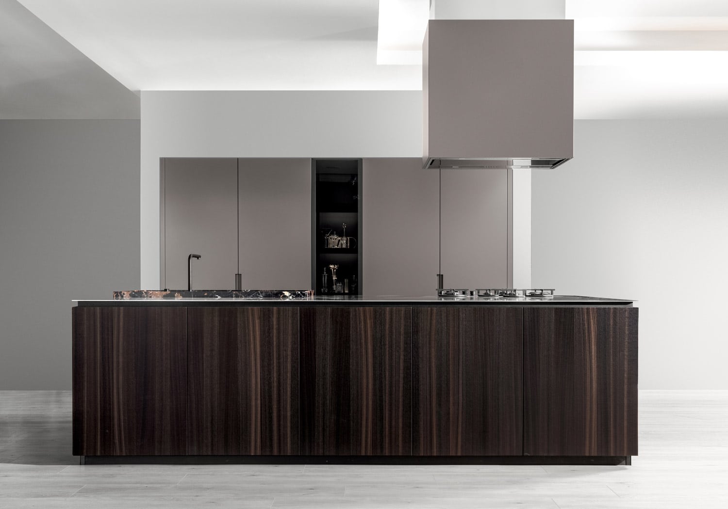 In this bespoke kitchen, clean lines enhance the contrast of materials (London Grey lacquer and Smoked Eucalyptus), which, in turn, give character to the design. 