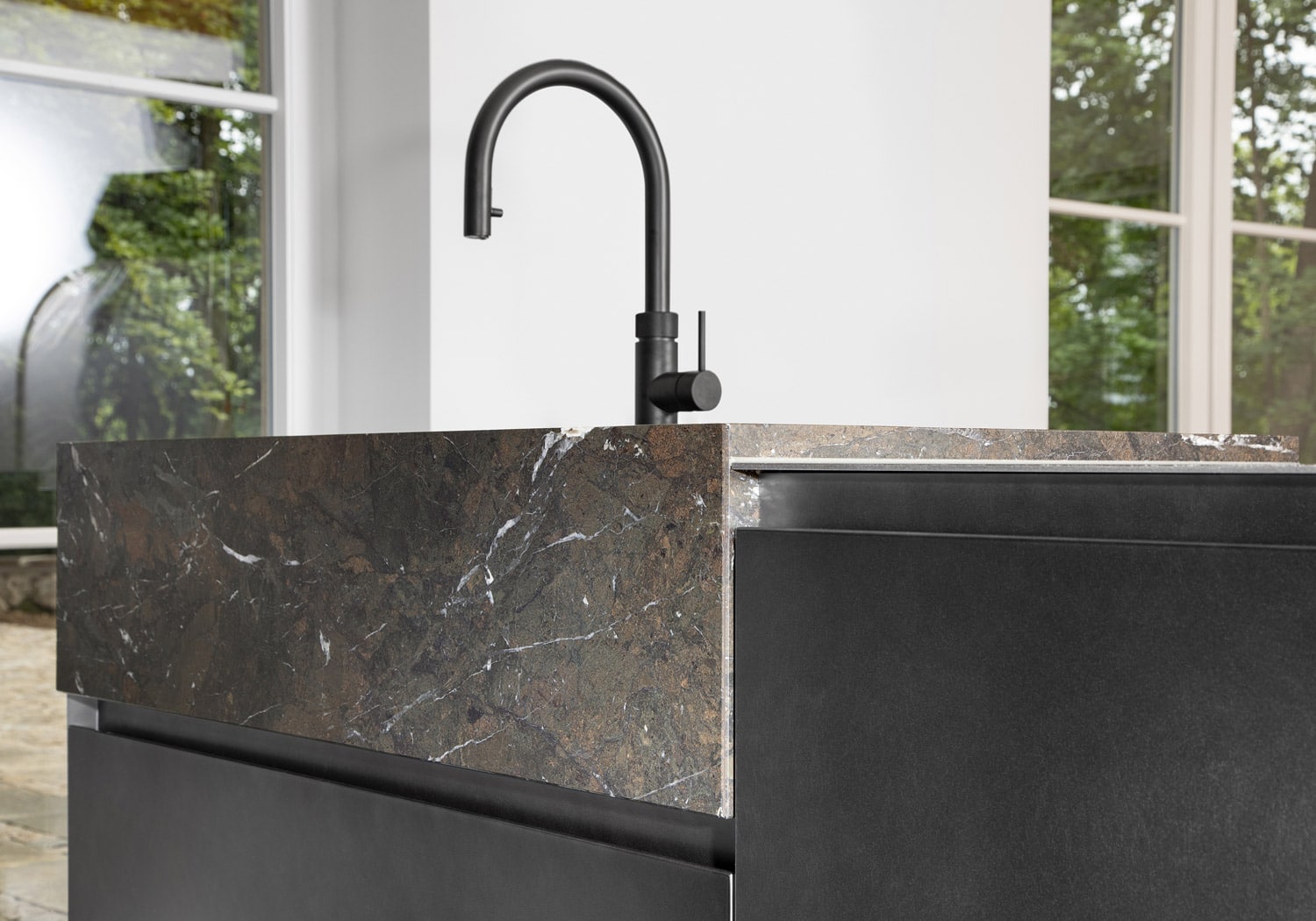 The hand-crafted sink block highlights the kitchen’s emphasis on simple volumes. 