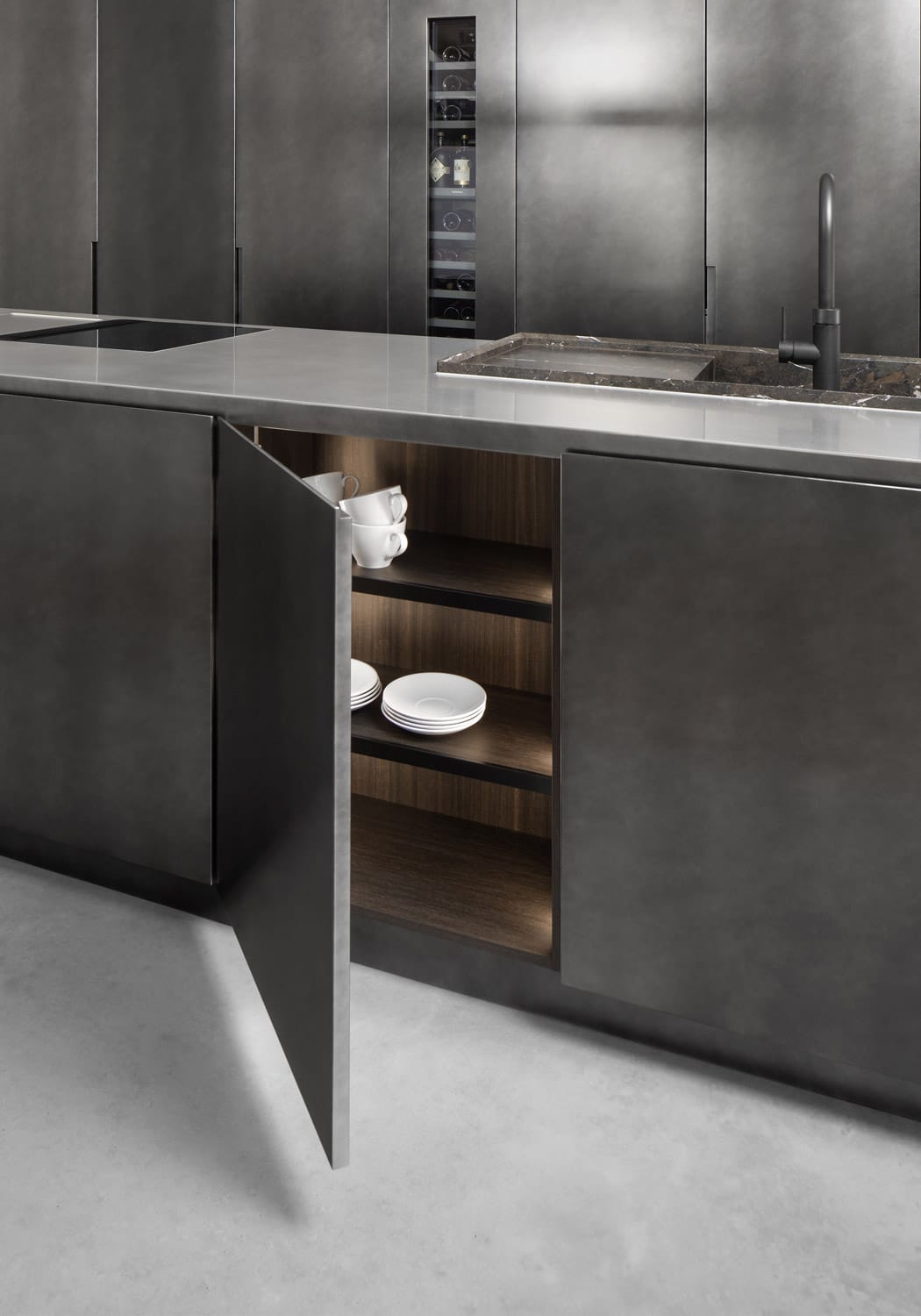 Inside the cabinets, the Eukalipto melamine finish adds warmth, softening the look of the Oxidized Steel metal.
