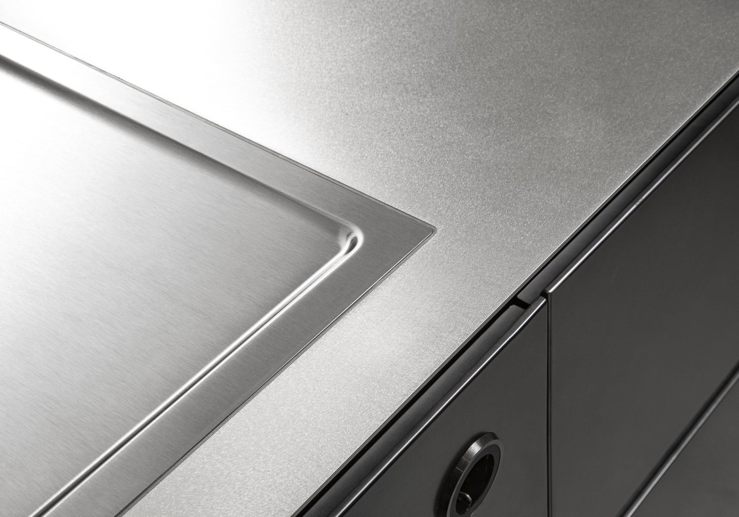 Every detail was chosen to provide a fully minimalist look, from the extra thin countertop to the Step cabinet handle with integrated channel in matching finishes.