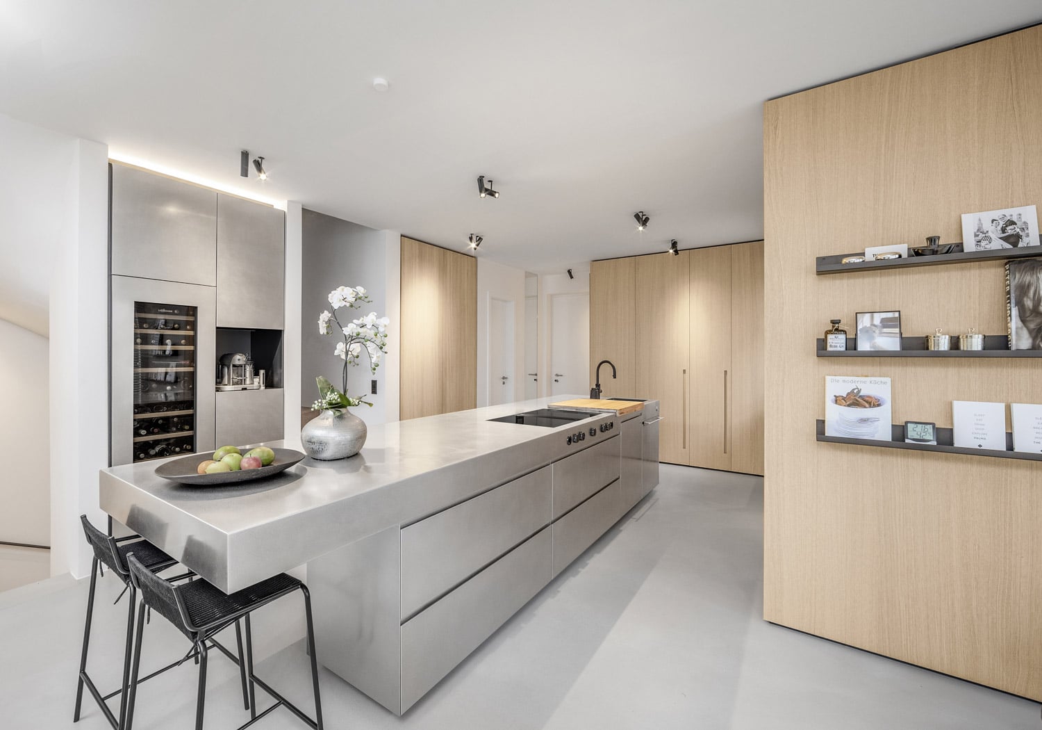 A luxury kitchen design curated even in the most minute details, to give the space a strong metropolitan identity and a functional flow that would fit the client’s way of living in it.