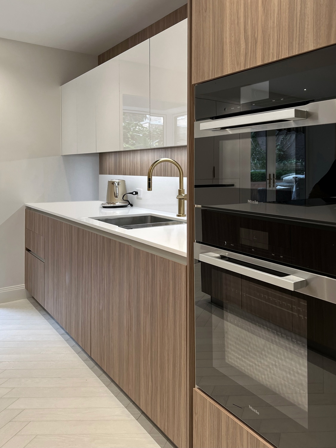 New York, New York. Here we see Omicron, Rho & Kappa kitchen cabinetry in Noce Carmel & White Gloss finishes. Appliances are Miele & Sub Zero. Renovated Home, NY, the Project Designer worked in collaboration with Lorena Polon, Senior Designer Consultant with the MandiCasa New York showroom.