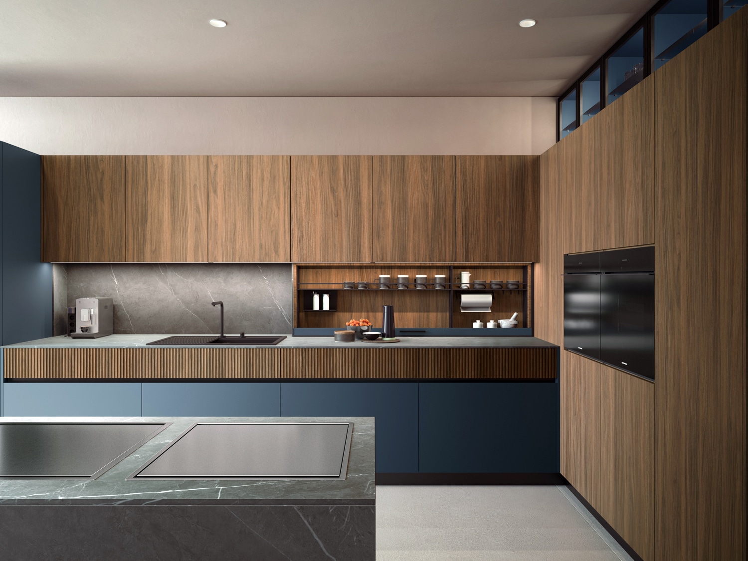 On the wall, under the upper cabinets, is the customizable Mover storage system. When not in use, it remains hidden behind a vertically sliding panel. The use of the same finishes as in the rest of the kitchen makes the unit an integral part of the design, elegant both when open and closed.