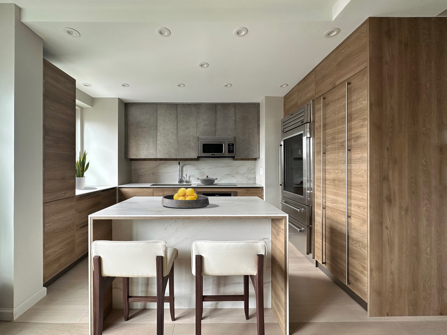 Upper East Side, New York, NY. YOTA and Rho cabinetry in Ghisa Urban lacquer and wood melamine. Countertop & Backsplash in Dekton Rem. Designed by Lorena Polon, Senior Design Consultant of MandiCasa New York, in collaboration with Matthew Yee Interiors.
