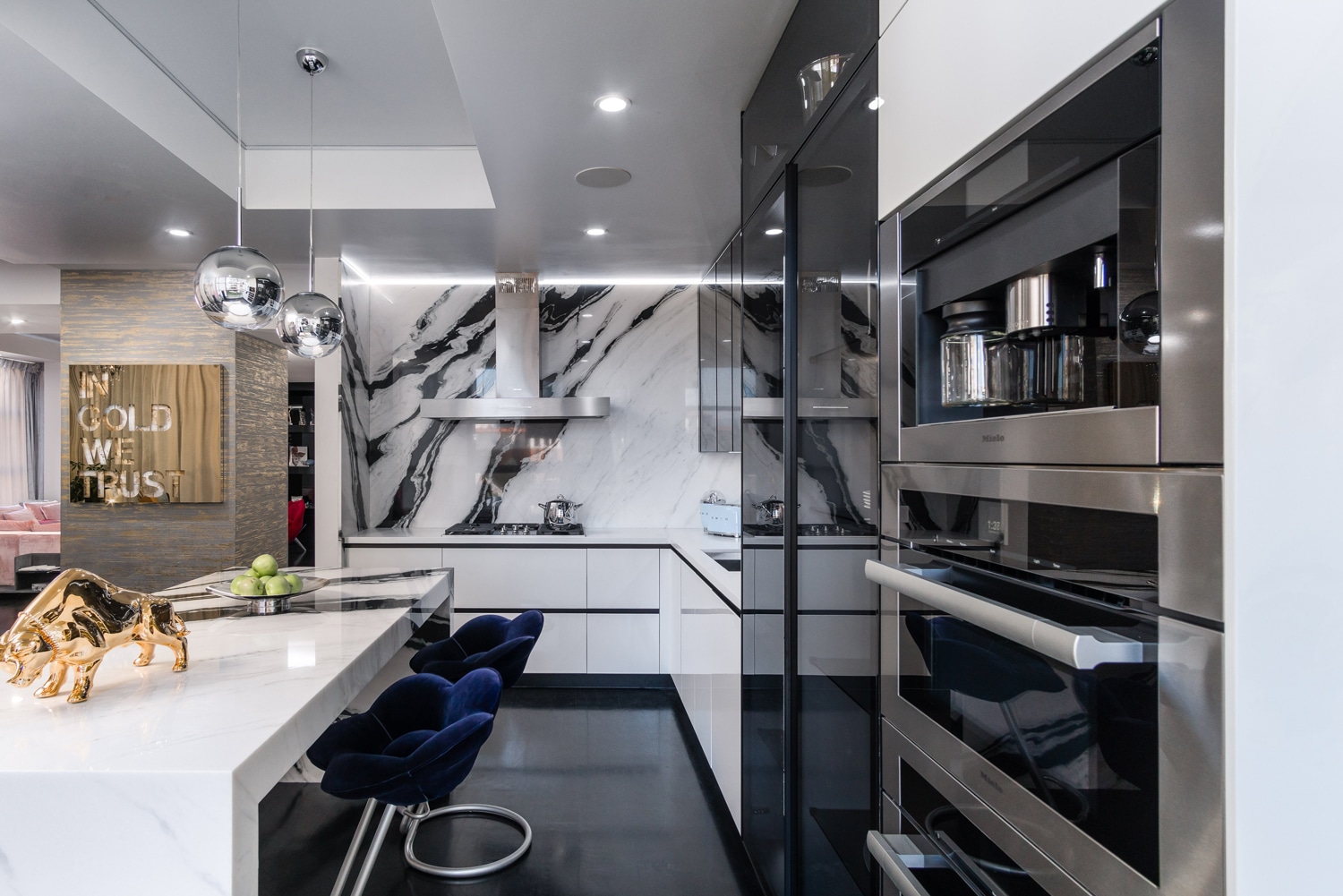 Los Angeles, CA. MandiCasa’s YOTA cabinetry in White Glossy Lacquer and Nero Groove Glossy Lacquer finishes. State-of-the-art appliances from Subzero and Miele. Kitchen island and backsplash in Carrara Panda marble finish. Senior Designer Consultant of MandiCasa Los Angeles, Reba Sams.
