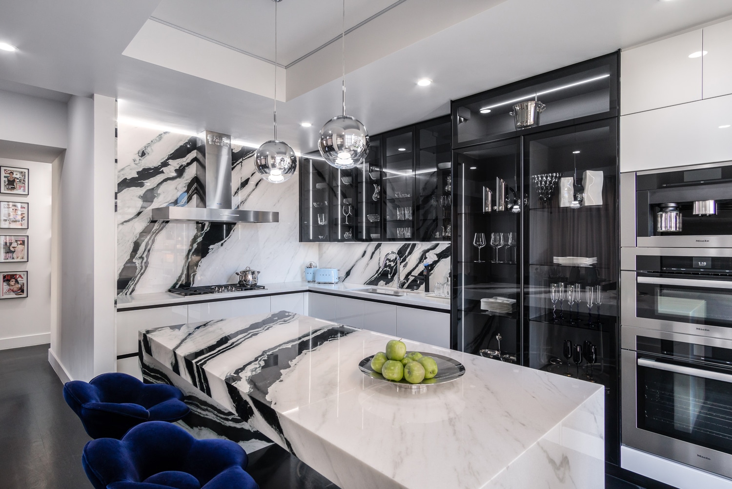 Los Angeles, CA. MandiCasa’s YOTA cabinetry in White Glossy Lacquer and Nero Groove Glossy Lacquer finishes. State-of-the-art appliances from Subzero and Miele. Senior Designer Consultant of MandiCasa Los Angeles, Reba Sams.
