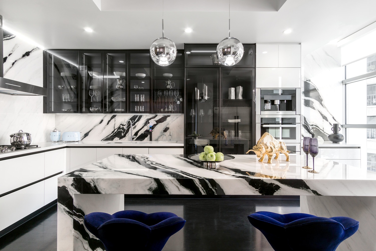Los Angeles, CA. MandiCasa’s YOTA cabinetry in White Glossy Lacquer and Nero Groove Glossy Lacquer finishes. Senior Designer Consultant of MandiCasa Los Angeles, Reba Sams.