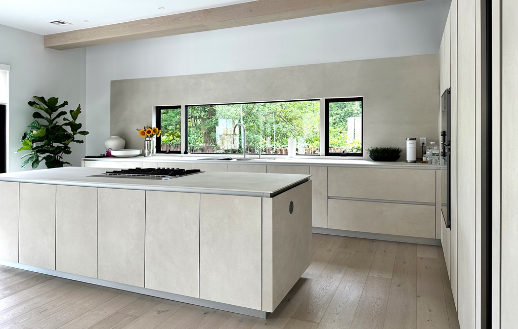 Contemporary white kitchen in Laminam Gres Argento, L-shaped with large island